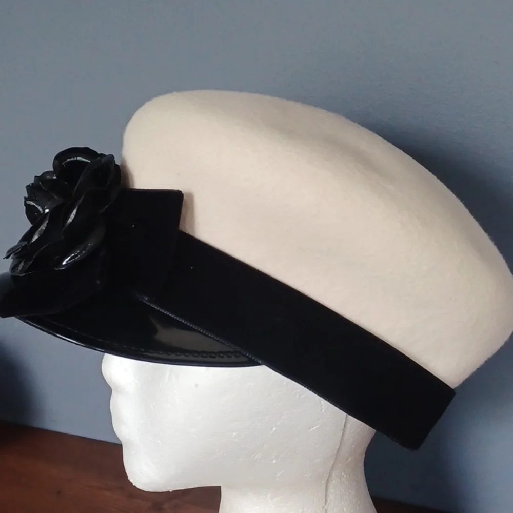 Eric Javits Cream Wool Beret with Black Velvet Flower Trim - Picture 2 of 15